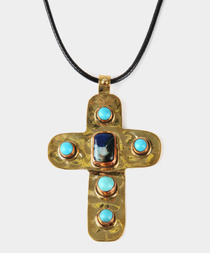 COLLAR  DE CUERO CON CRUZ DE LATON Y PIEDRAS EN TURQUESA