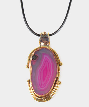 COLLAR  DE CUERO CON COLGANTE DE LATON Y PIEDRA SEMIPRECIOSA