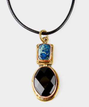 COLLAR  DE CUERO CON COLGANTE DE LATON Y PIEDRA SEMIPRECIOSA