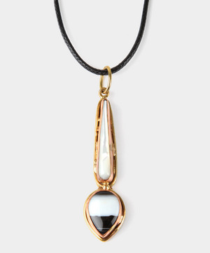 COLLAR  DE CUERO CON COLGANTE DE LATON Y PIEDRA SEMIPRECIOSA