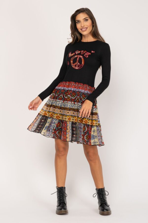 VESTIDO PARTE LISA CON APLIQUE ESTAMPADO EN PECHO Y FALDA ESTAMPADA