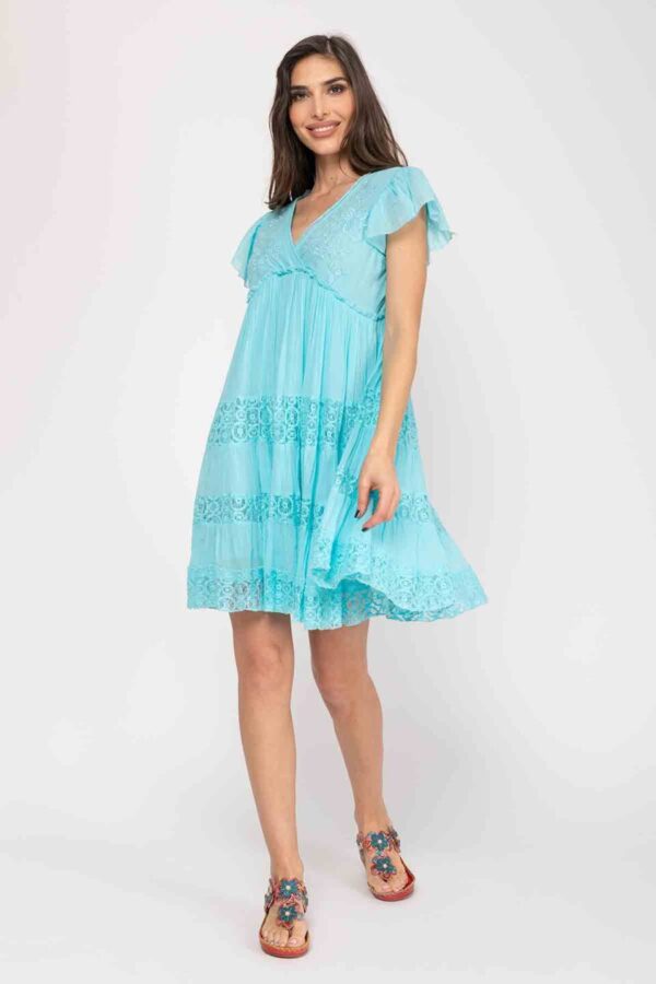 VESTIDO LISO CORTO CON CUELLO EN V, MANGA CORTA, BORDADO EN EL PECHO Y CORTE BAJO EL MISMO, FALDA CON CORTES COMBINANDO LACES Y TEJIDO LISO