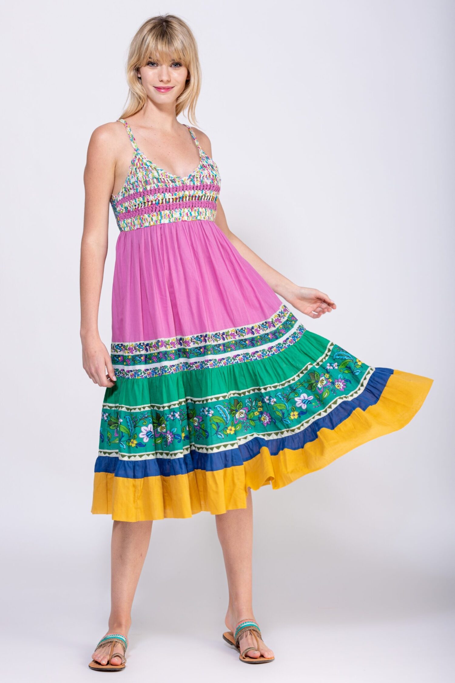 VESTIDO TIRANTES ESPAQUETI EN MEZCLA DE TEJIDOS Y COMBINANDO LISOS CON ESTAMPADOS, PARTE FRONTAL DEL PECHO DE CROCHET, CORTE BAJO PECHO DANDOLE A LA FALDA MUCHO VUELO CON COMBINACION DE PARTES LISAS Y ESTAMPADAS