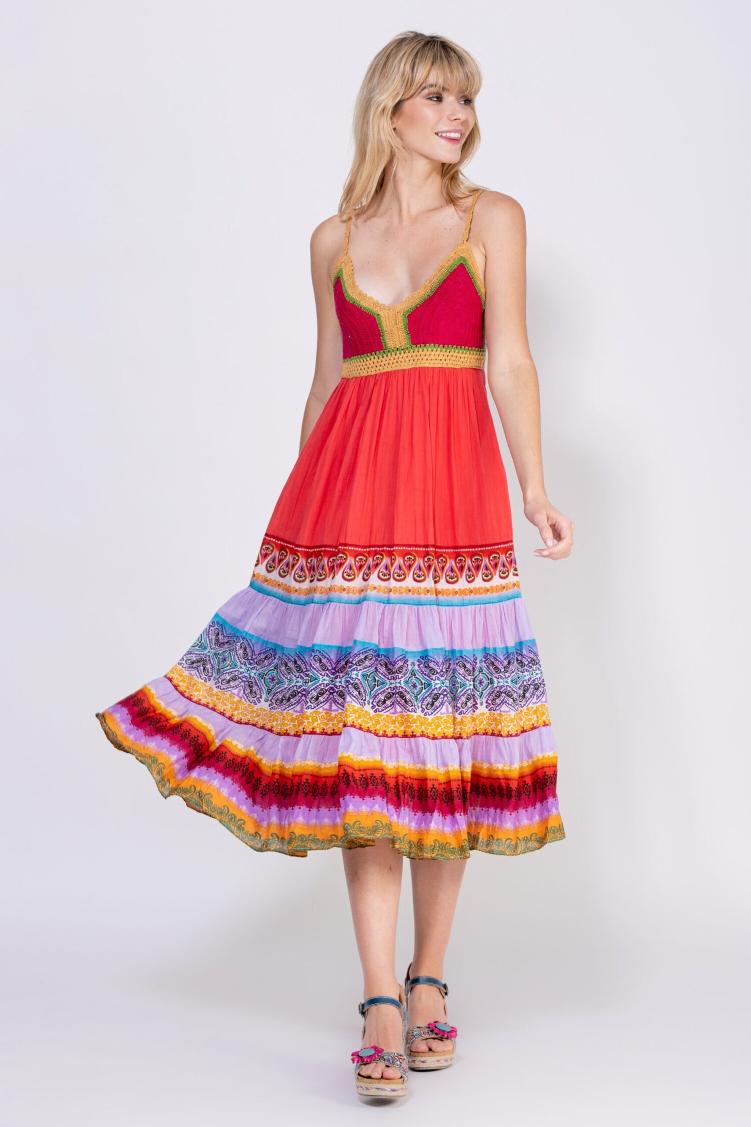 VESTIDO TIRANTES ESPAQUETI EN MEZCLA DE TEJIDOS Y COMBINANDO LISOS CON ESTAMPADOS, PARTE FRONTAL DEL PECHO DE CROCHET, CORTE BAJO PECHO DANDOLE A LA FALDA MUCHO VUELO CON COMBINACION DE PARTES LISAS Y ESTAMPADAS