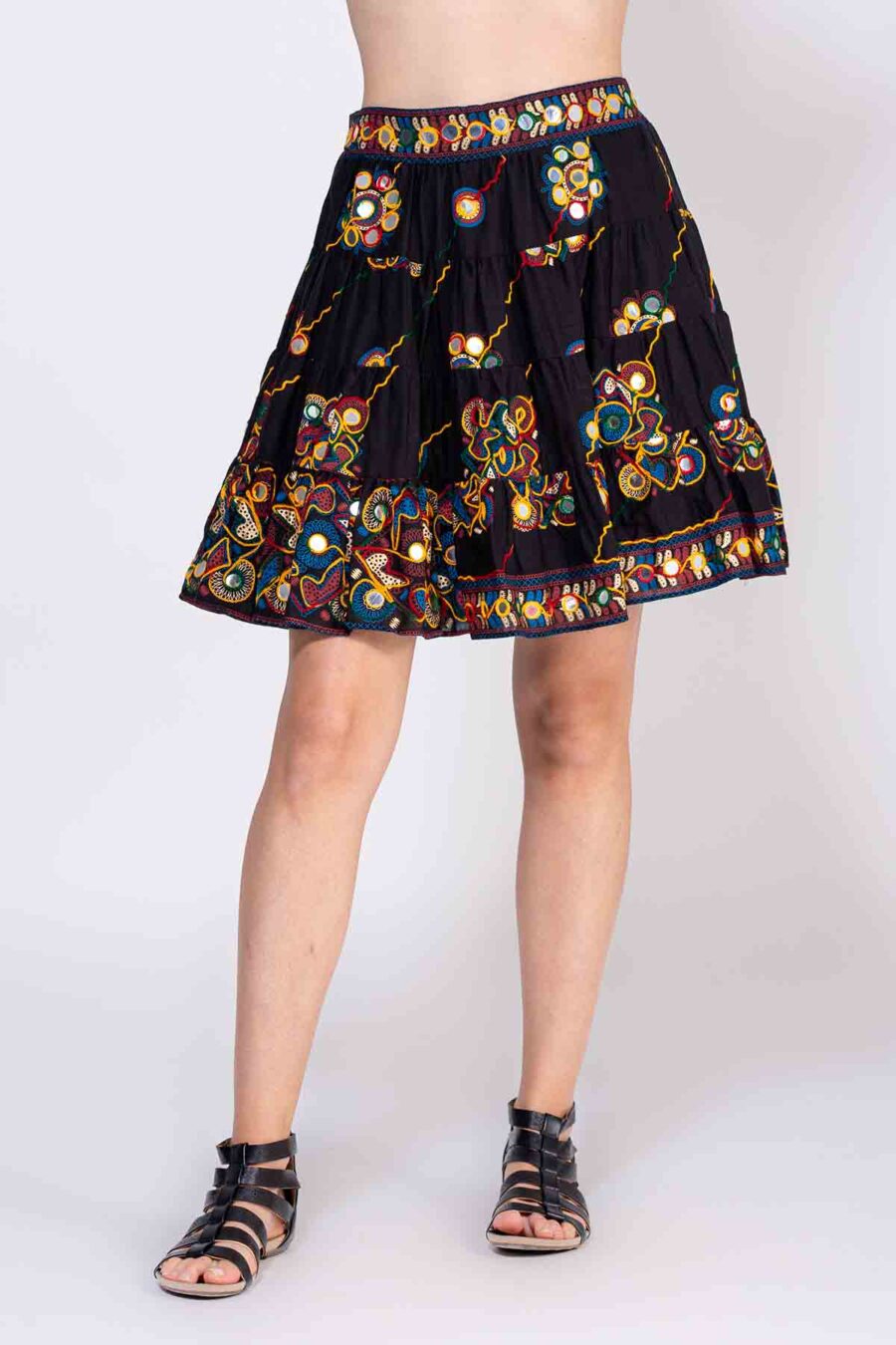 FALDA MINI LISA CON DETALLES DE ESPEJOS Y BORDADOS, CINTURA CON ADORNOS DE ESPEJOS, Y CORTES EN TODO EL LARGO DE LA FALDA.