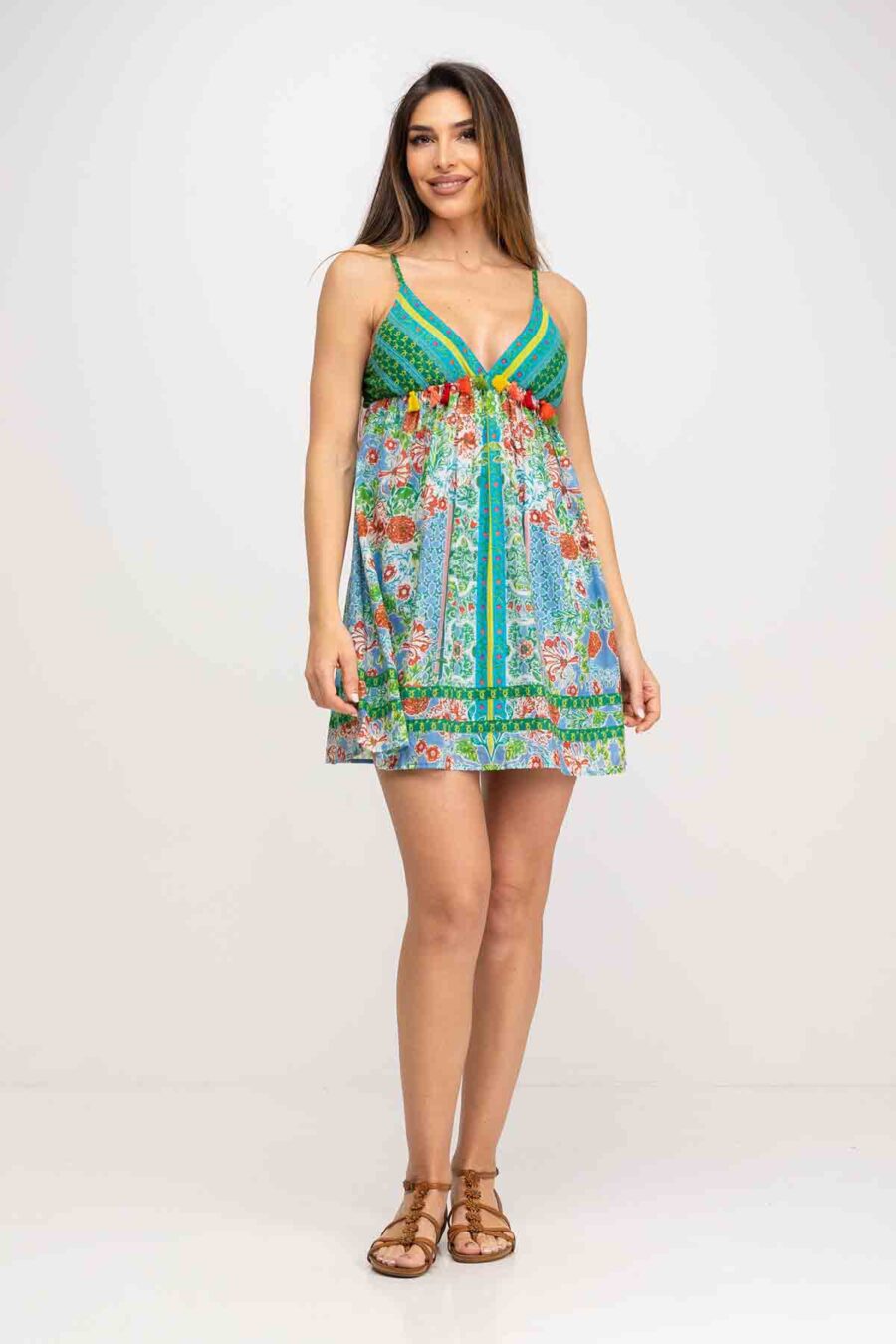 VESTIDO MINI JUVENIL TIRANTES ESPAQUETI AJUSTABLES Y ESCOTE GENEROSO, CORTE BAJO PECHO FRONTAL Y ELASTICO EN ESPALDA PARA MEJOR AJUSTE, TIRAS DE LACE EN PECHO, FALDA ESTAMPADA