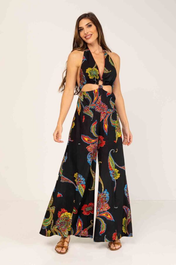 MONO ESTAMPADO CON CORTE ESPECIAL DIVERTIDO, DEJANDO DOS AGUJEROS EN CINTURA Y UN APLIQUE CENTRAL PARA UNIR LAS COPAS DEL PECHO,TIRANTE ATADO POR DETRÁS DEL CUELLO Y ESPALDA AL AIRE, ACABADO EN PATA DE ELEFANTE