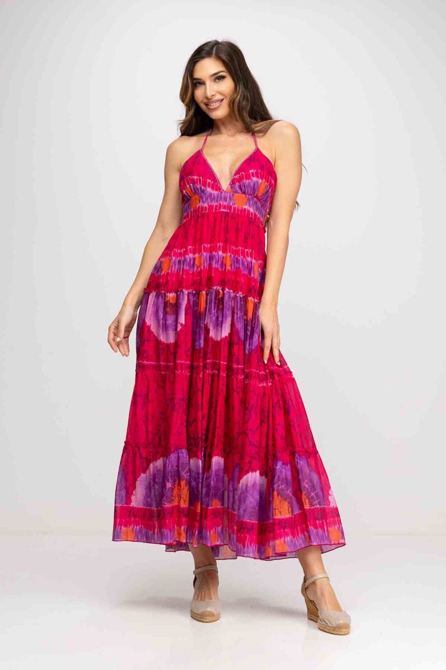 VESTIDO LARGO TYE DYE ESCOTE EN V TIRANTES ESPAGUETI PARA ATAR DETRÁS DEL CUELLO Y ESPALDA AL AIRE, CORTE BAJO EL PECHO Y ELASTICO Y CINTA PARA SU ATADO EN ESPALDA, FALDA CON CORTES PARA DIFERENCIAR LAVADOS DEL TYE DYE