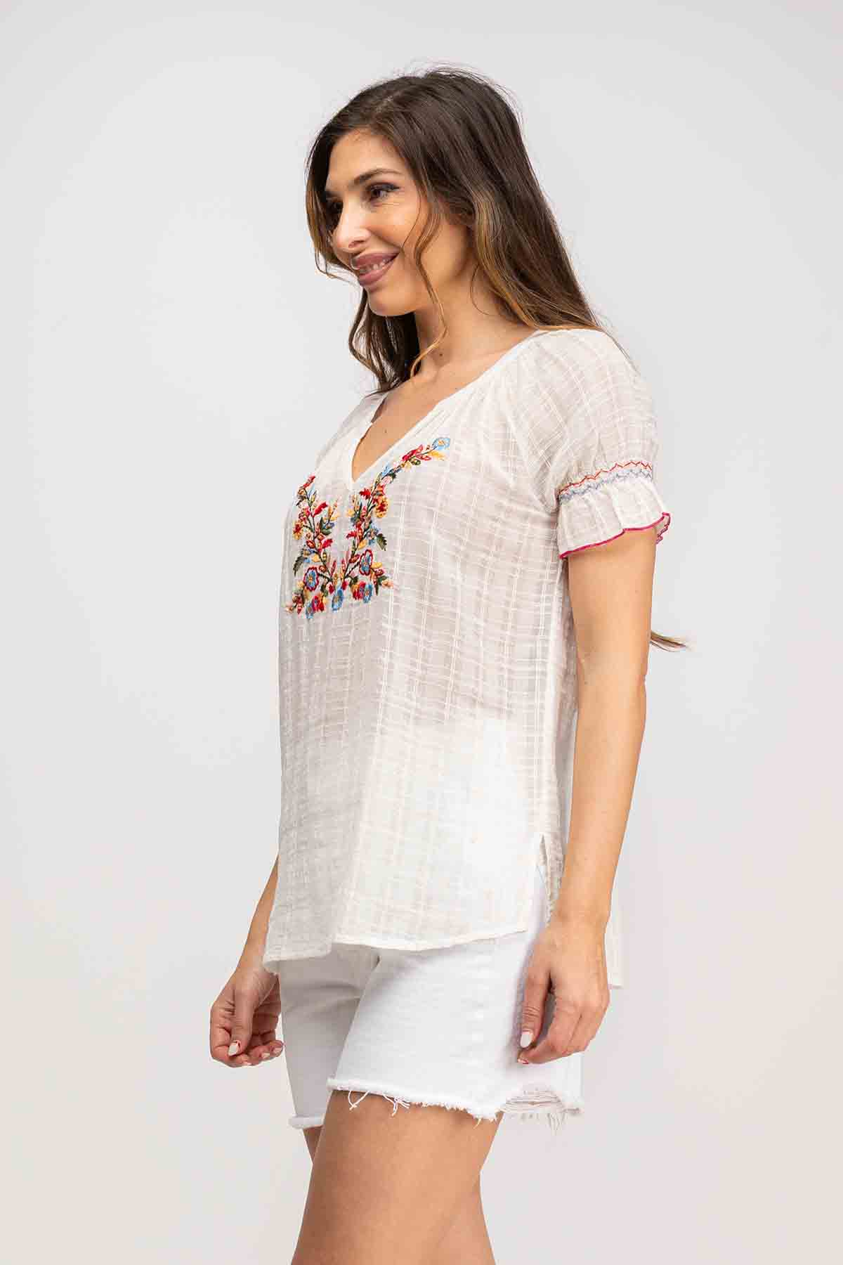 BLUSA LISA MANGA CORTA ACABADA CON ELASTICO,CUERDAS EN CUELLO PARA SU POSIBLE ATADO, GRAN BORDADO FLORAL EN PECHO - Imagen 2