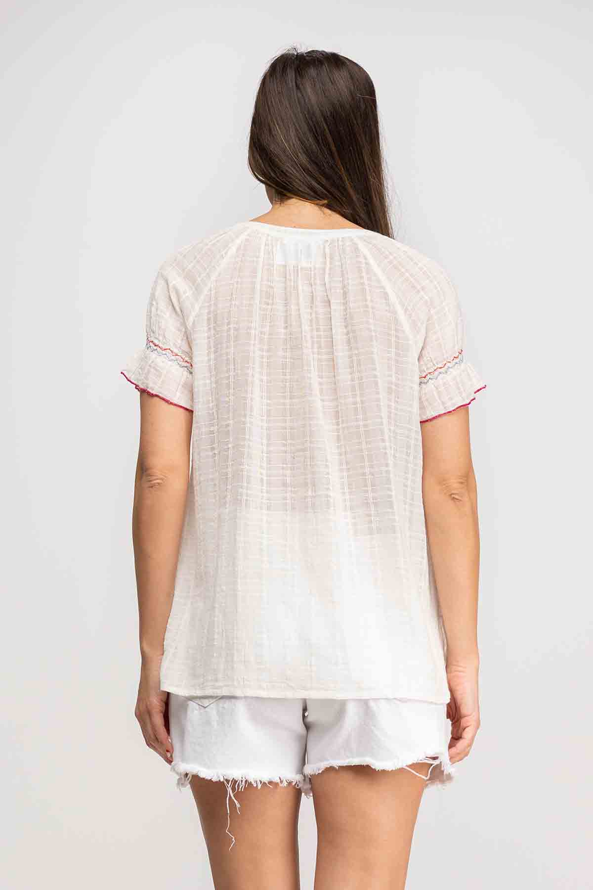 BLUSA LISA MANGA CORTA ACABADA CON ELASTICO,CUERDAS EN CUELLO PARA SU POSIBLE ATADO, GRAN BORDADO FLORAL EN PECHO - Imagen 3