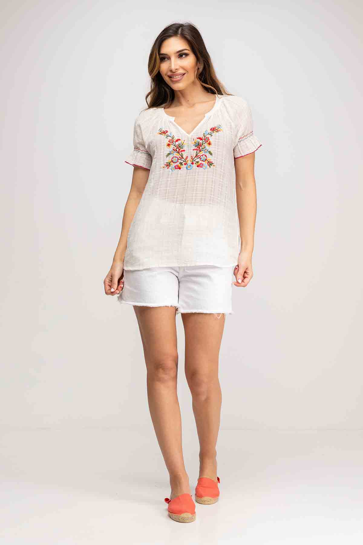 BLUSA LISA MANGA CORTA ACABADA CON ELASTICO,CUERDAS EN CUELLO PARA SU POSIBLE ATADO, GRAN BORDADO FLORAL EN PECHO - Imagen 4