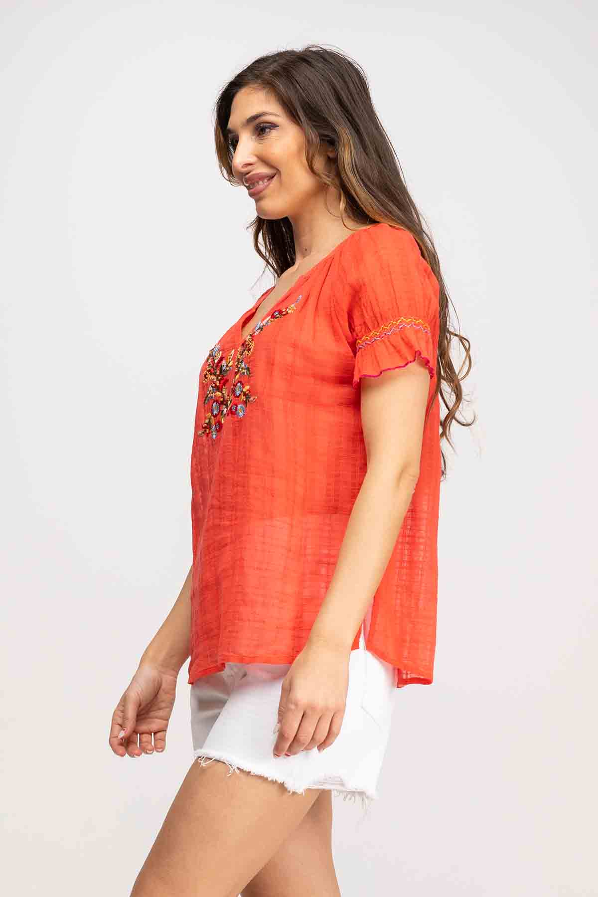 BLUSA LISA MANGA CORTA ACABADA CON ELASTICO,CUERDAS EN CUELLO PARA SU POSIBLE ATADO, GRAN BORDADO FLORAL EN PECHO - Imagen 6