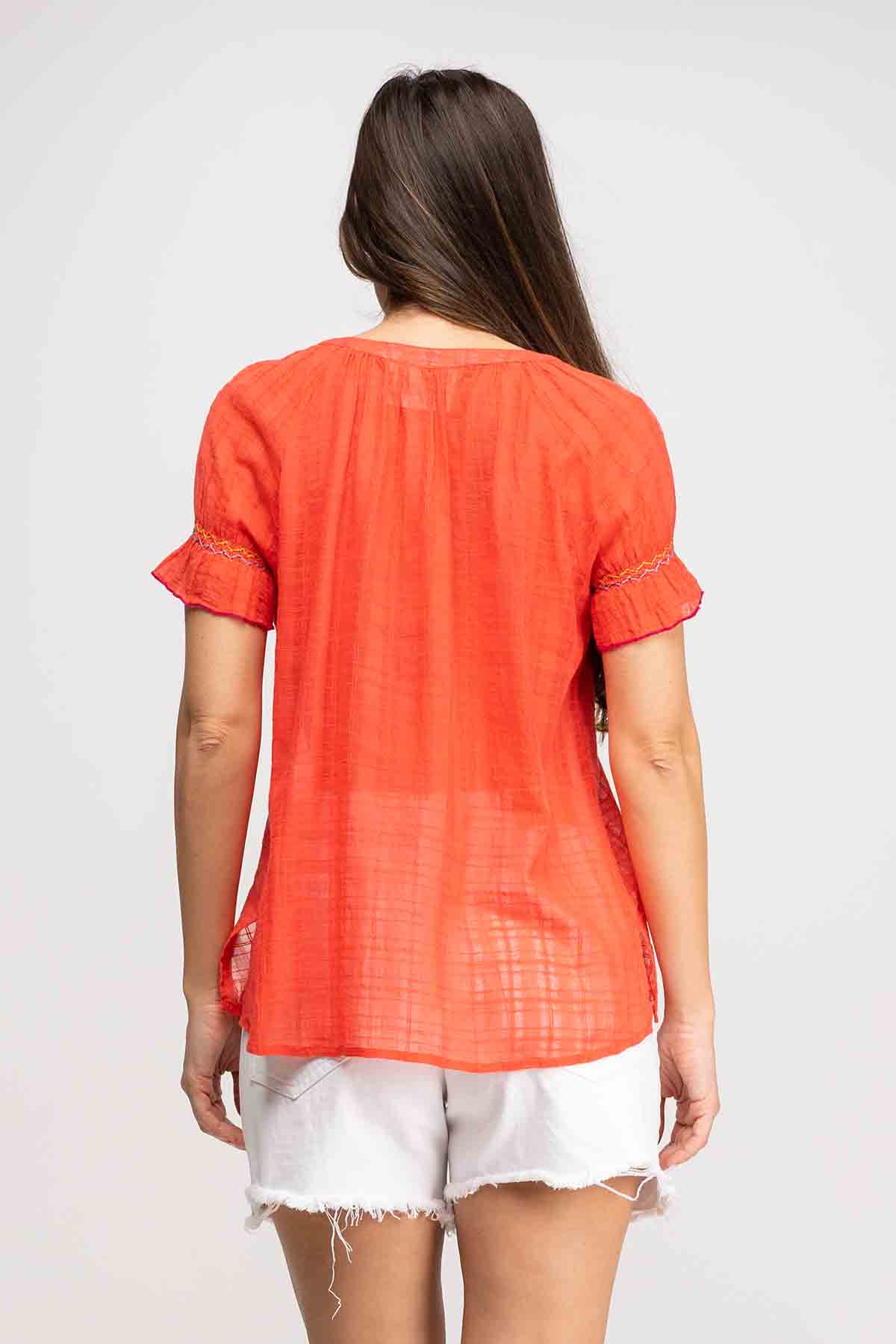 BLUSA LISA MANGA CORTA ACABADA CON ELASTICO,CUERDAS EN CUELLO PARA SU POSIBLE ATADO, GRAN BORDADO FLORAL EN PECHO - Imagen 7