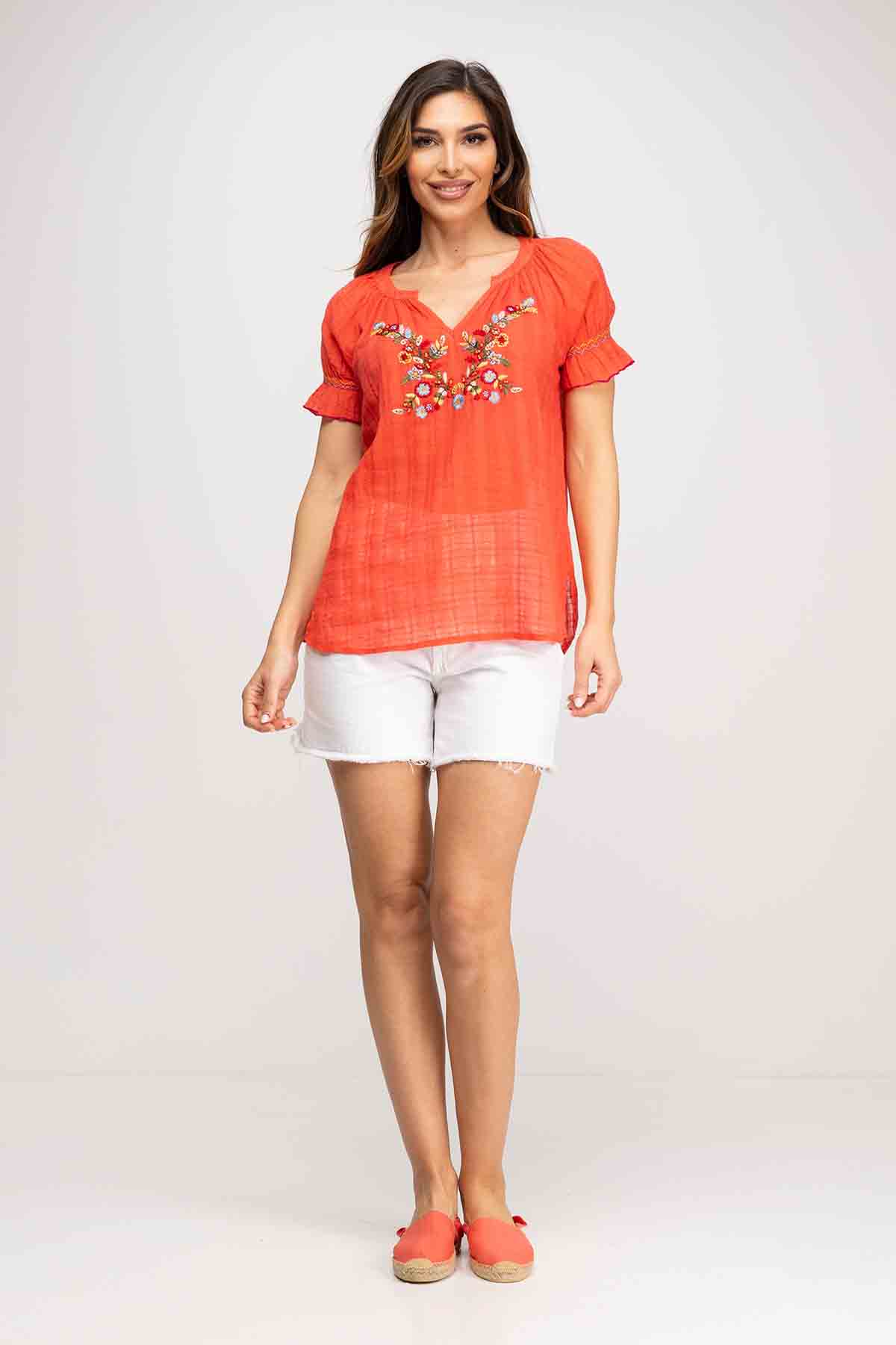 BLUSA LISA MANGA CORTA ACABADA CON ELASTICO,CUERDAS EN CUELLO PARA SU POSIBLE ATADO, GRAN BORDADO FLORAL EN PECHO - Imagen 8