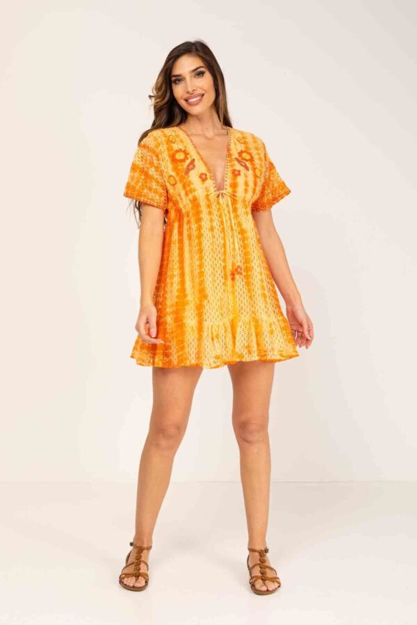 VESTIDO TIE DYE EN TEJIDO CALADO TIPO CROCHET, MANGA CORTA, ESCOTE ACABADO EN V CON DETALLES BORDADOS EN PECHO, CUERDA PARA AJUSTAR ABERTURA DEL BAJO PECHO, FALDA CON VOLANTE EN BAJO