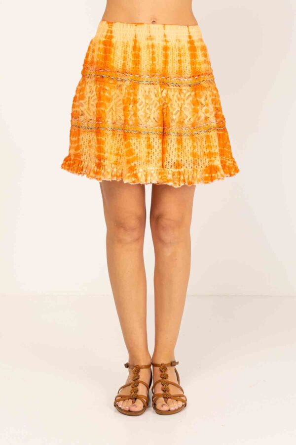 FALDA MINI TIE DYE EN TEJIDO CALADO TIPO CROCHET CON ELASTICO EN CINTURA Y CORTES CON BANDAS DE LACE