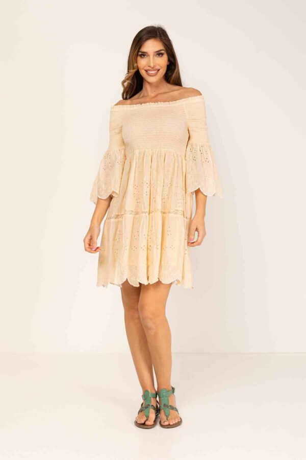 VESTIDO LISO CUELLO CAJA, PARTE SUPERIOR Y LA MITAD DE LA MANGA EN NIDO DE ABEJA, RESTO DE LA MANGA Y FALDA EN TEJIDO LISO CON BORDADOS Y CALADOS, CORTE BAJO EL PECHO DANDO VUELO A LA FALDA, TIRA DE LACE EN MITAD DE LA MISMA Y BAJO ACABADO EN OVERLOCK