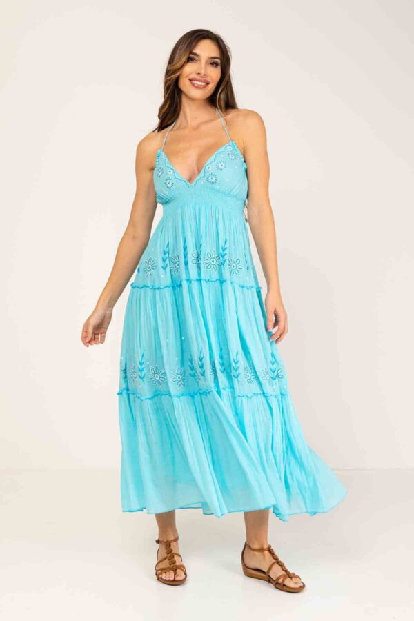 VESTIDO LARGO LISO, TIRANTE ESPAGUETI ATADO AL CUELLO, ESCOTE EN V, GOMA NIDO DE ABEJA PARA AJUSTAR Y FALDA CON CORTES Y BORDADOS ALREDEDOR DE LOS MISMOS