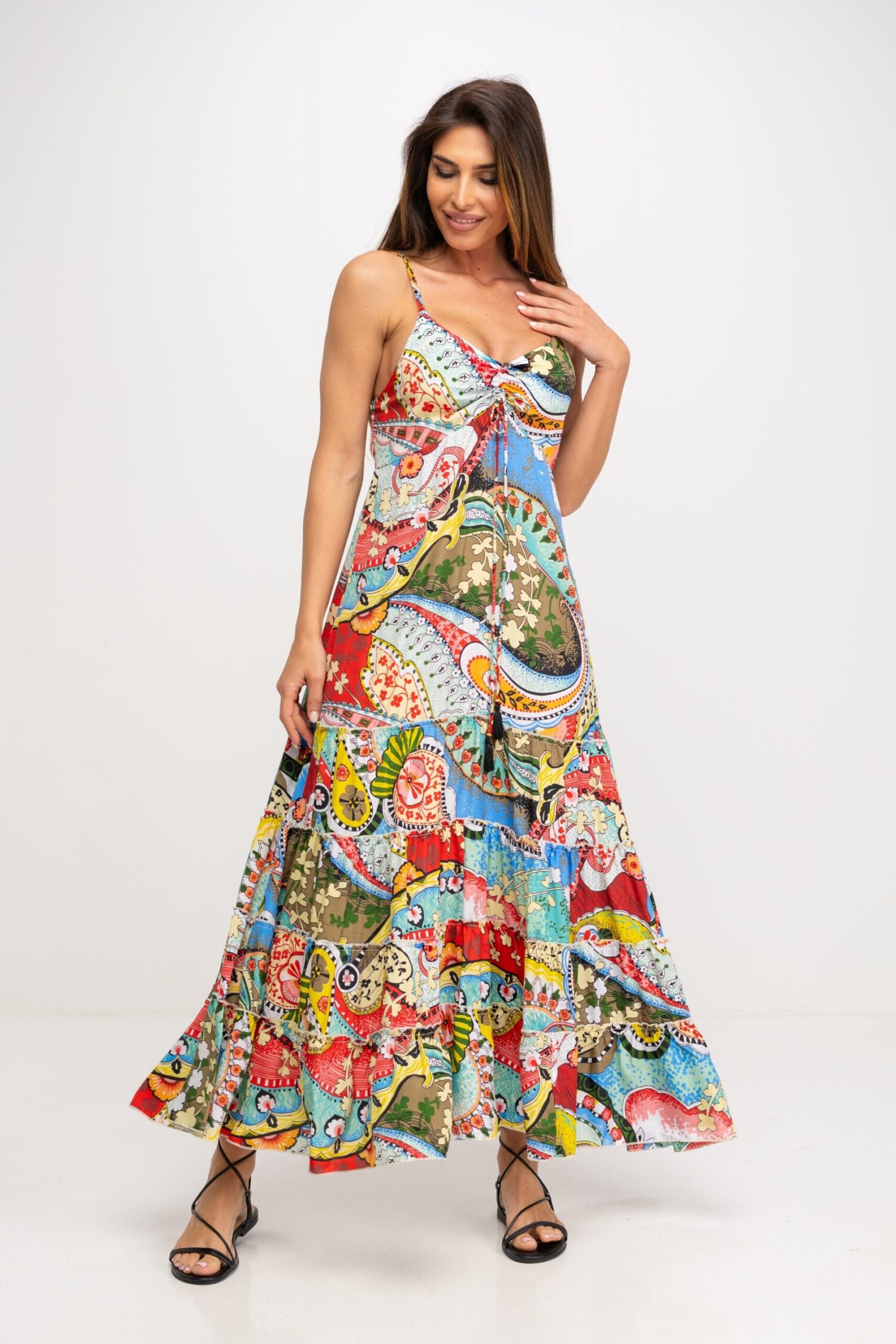 VESTIDO LARGO ESTAMPADO, CON TIRANTES ESCOTE ACABADO EN V CON FRUNCIDO Y CUERDA AJUSTABLE ACABADO CON BORLAS, FALDA CON VOLANTES