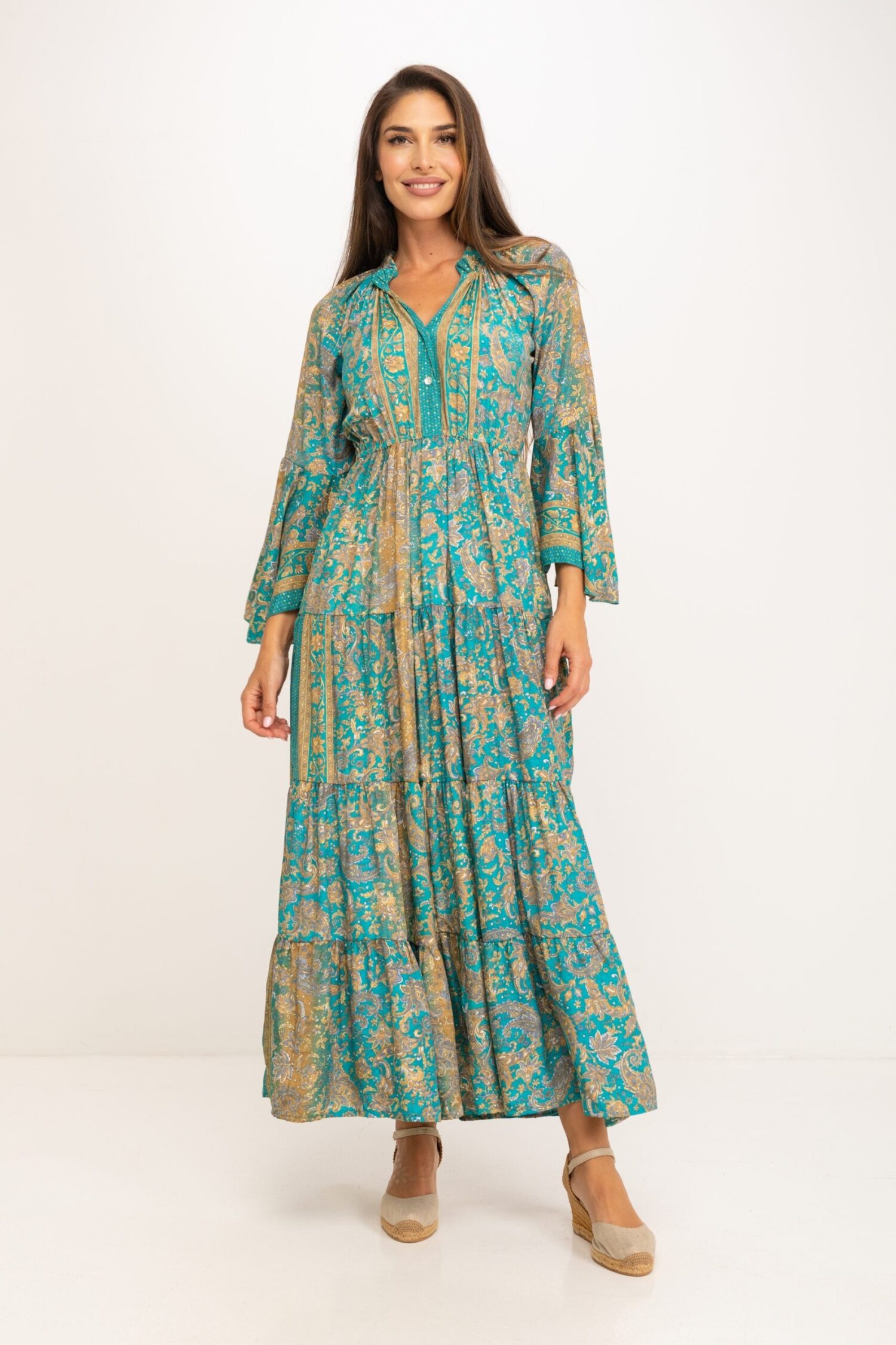 VESTIDO ESTAMPADO CUELLO EN V, MANGA LARGA ACABADA EN VOLANTE, DOS BOTONES EN PARTE DELANTERA, CORTE BAJO PECHO, BAJO CON VOLANTES Y AMPLIO VUELO