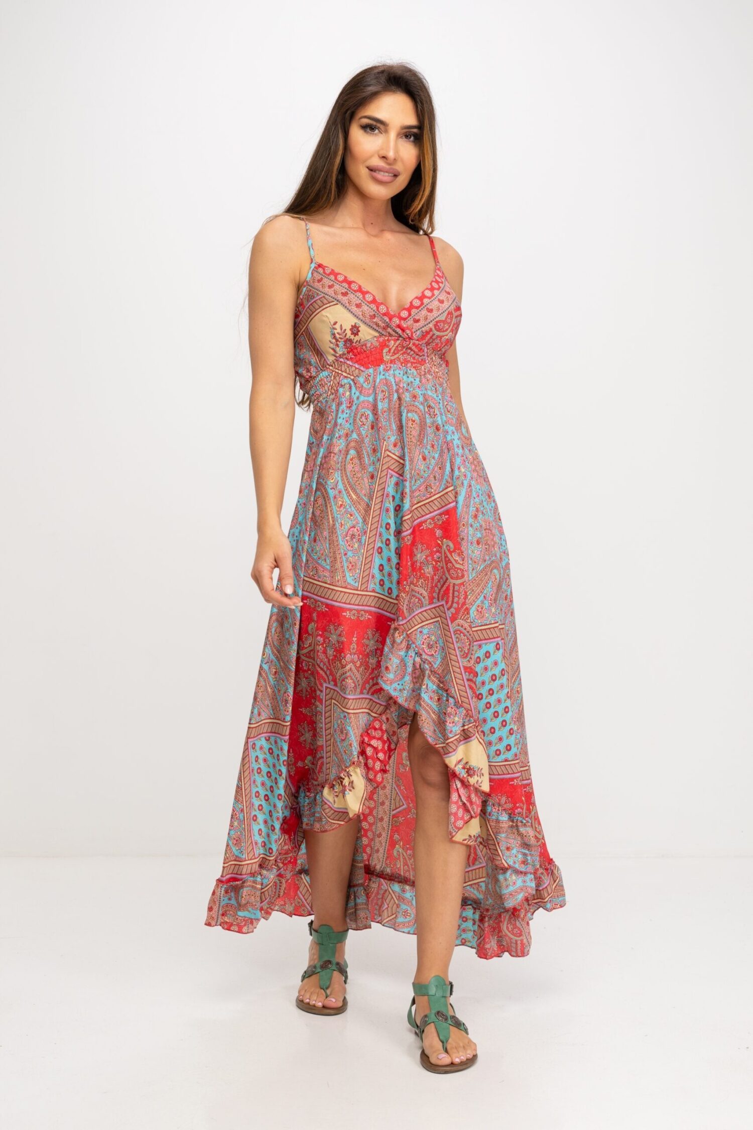 VESTIDO LARGO ESTAMPADO , TIRANTES ESPAGUETTI CON ESCOTE CRUZADO Y CORTE BAJO PECHO, BAJANDO SUELTO HASTA LLEGAR A UN BAJO CON ALTURAS DIFERENTES ENTRE PARTE DELANTERA Y TRASERA