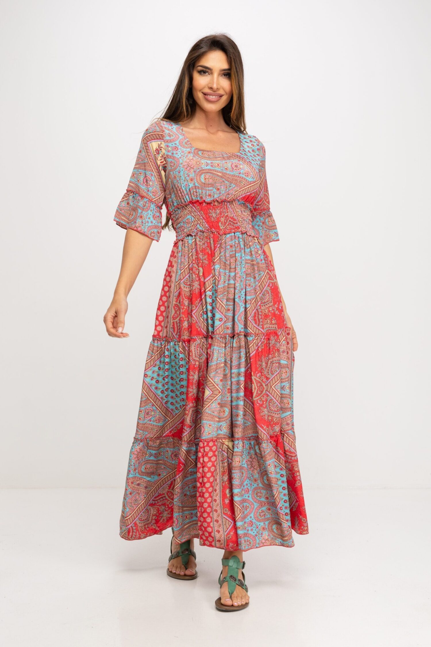 VESTIDO LARGO ESTAMPADO, ESCOTE CUELLO CUADRADO, MEDIA MANGA, CON NIDO DE ABEJA EN CINTURA PARA ESTILIZAR, FALDA CON  TRES DIVISIONES A MODO DE VOLANTES