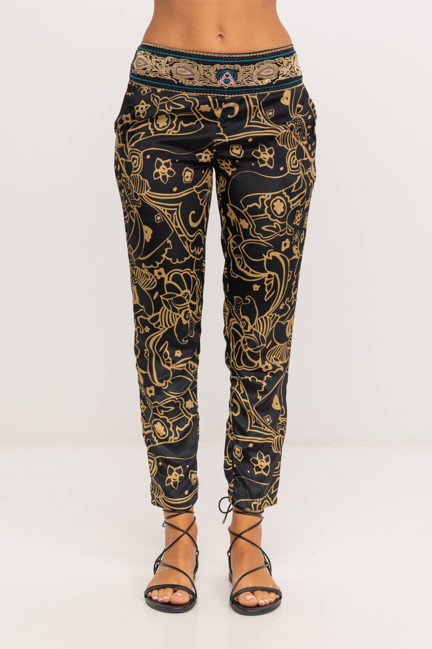 PANTALON ESTAMPADO LARGO AL TOBILLO, CON BOLSILLOS LATERALES Y CINTURA CON BANDA BORDADA