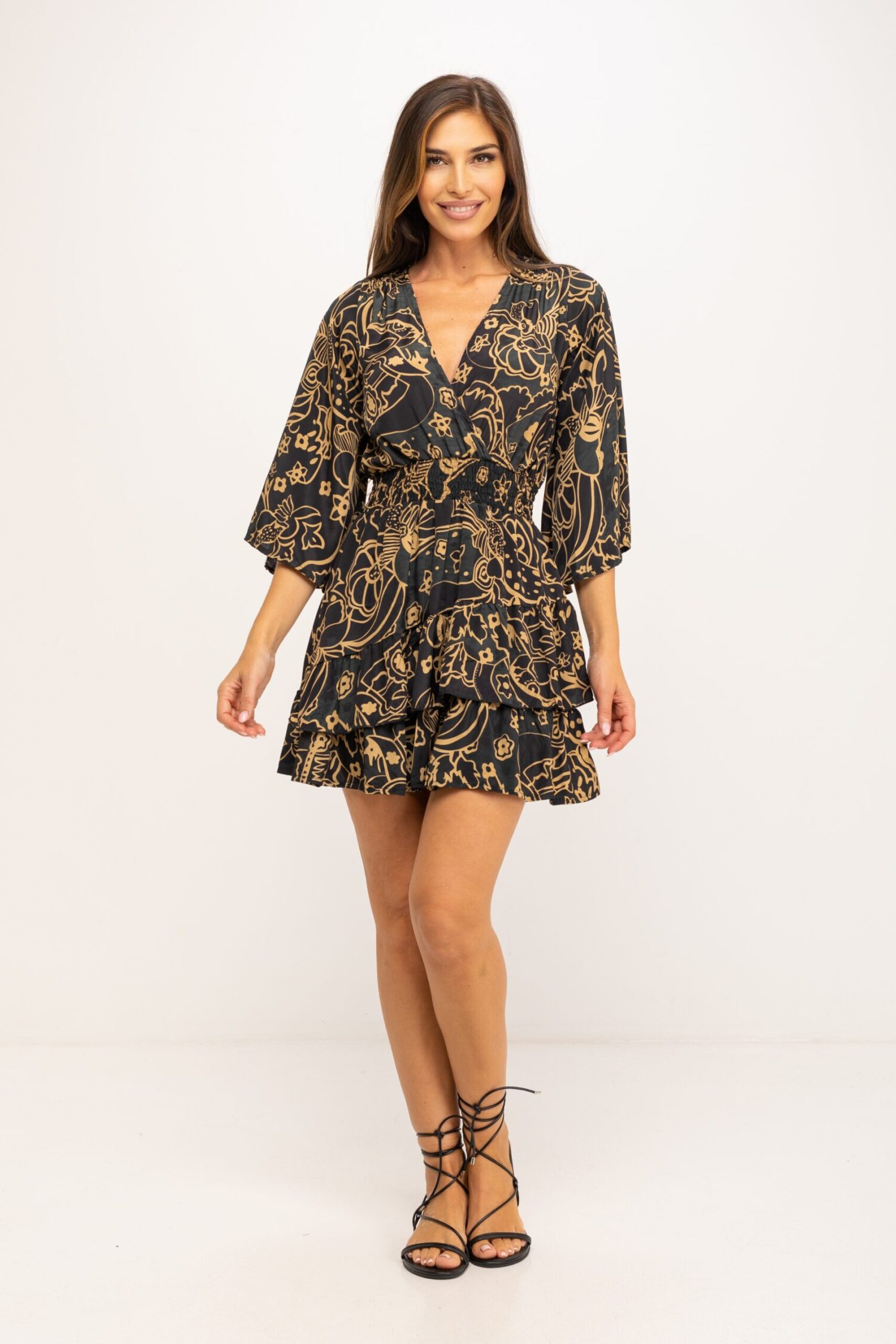 VESTIDO MINI ESTAMPADO CON MANGA 3/4 MUY AMPLIA, CUELLO CRUZADO , CORTE BAJO PECHO Y CINTURA ENGOMADA PARA MEJOR AJUSTE, VOLANTES EN BAJO