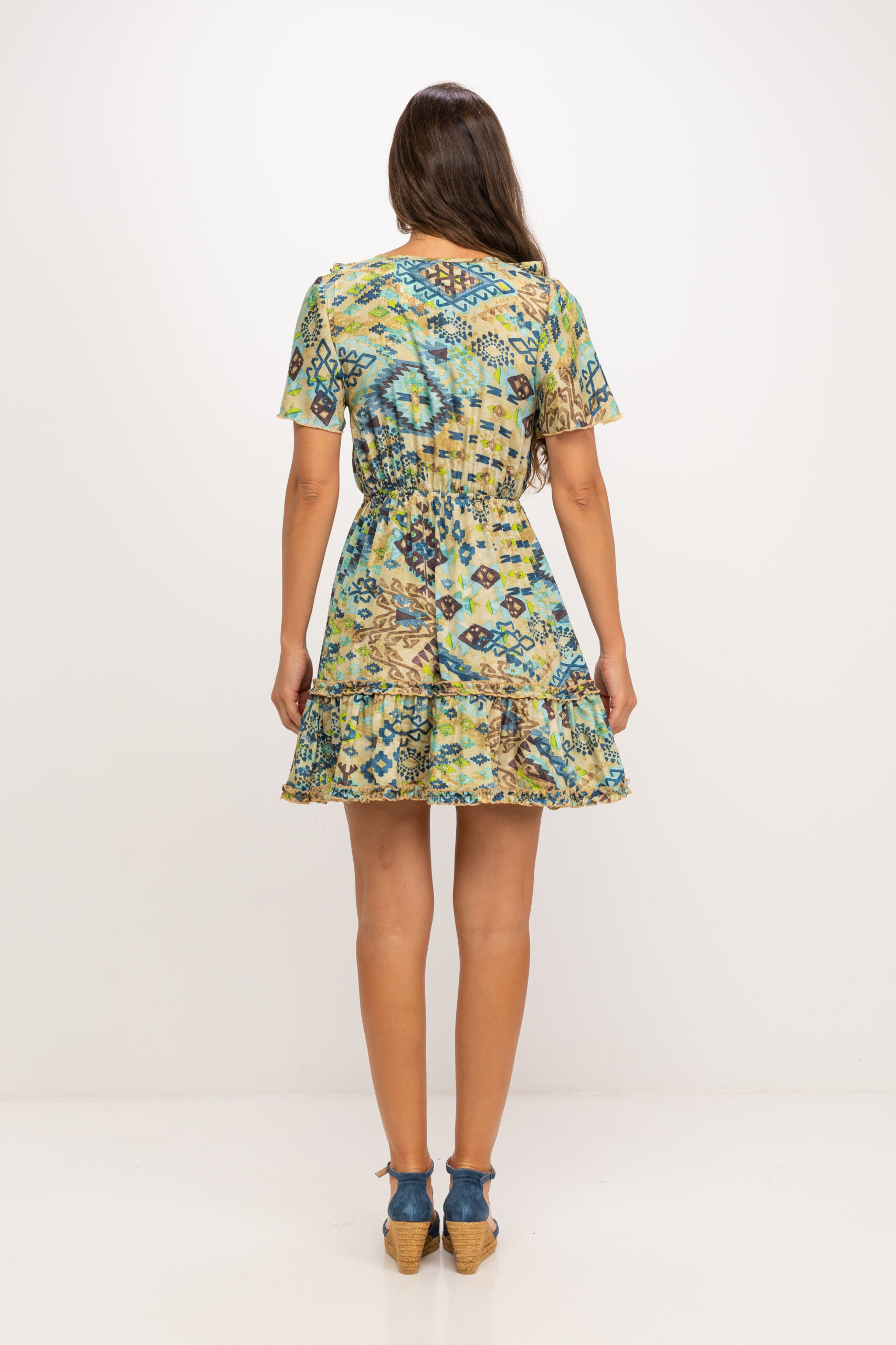 VESTIDO CORTO ESTAMPADO CON VOLANTE ALREDEDOR DEL CUELLO QUE SE AJUSTA CON UN LAZO DONDE DEJA UN ESPACIO ABIERTO CON ELASTICO - Imagen 4