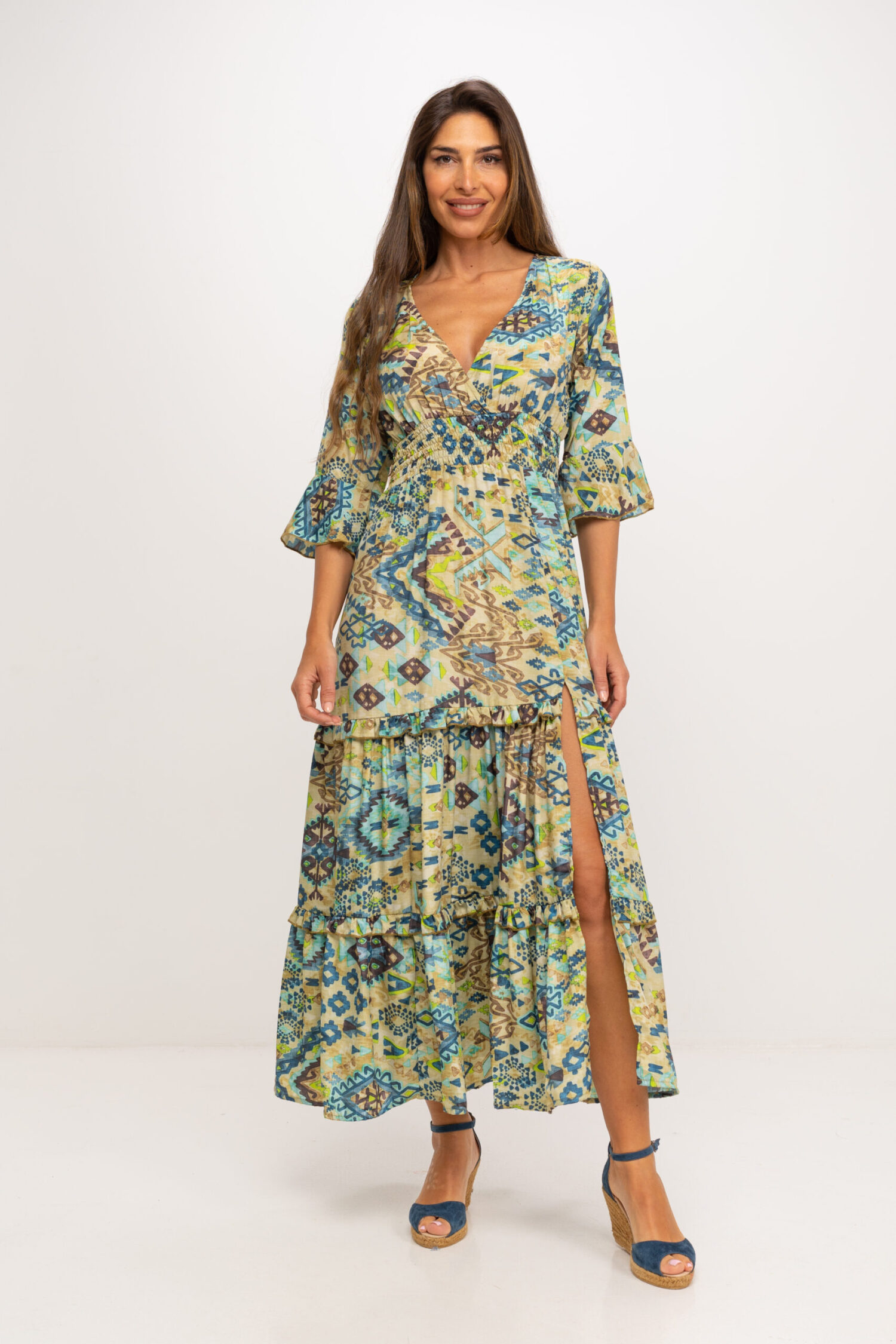 VESTIDO LARGO ESTAMPADO, CUELLO EN V CRUZADO, CON CORTE BAJO PECHO EN NIDO DE ABEJA, FALDA ABIERTA EN PIERNA