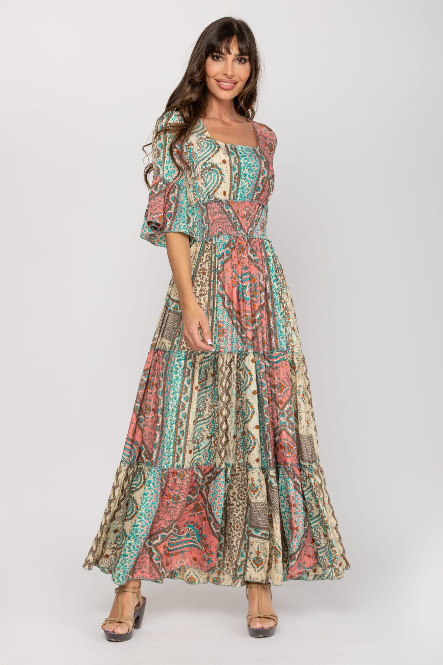 VESTIDO LARGO ESTAMPADO, ESCOTE CUELLO CUADRADO, MEDIA MANGA, CON NIDO DE ABEJA EN CINTURA PARA ESTILIZAR, FALDA CON  TRES DIVISIONES A MODO DE VOLANTES