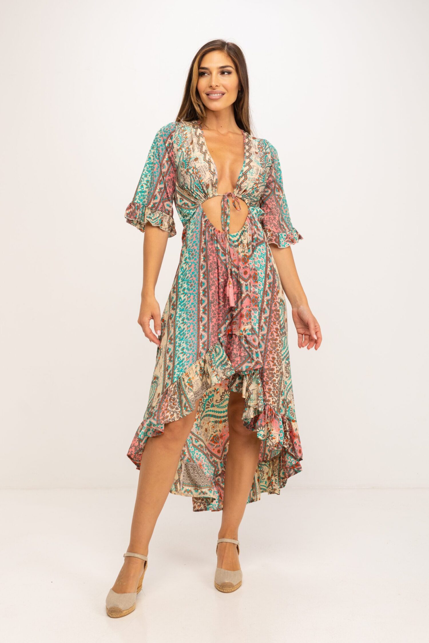 VESTIDO MINI ESTAMPADO ESCOTE ABIERTO CON LAZO PARA ATAR, ABIERTO EN CINTURA DELANTE Y DETRÁS, CON VOLANTES EN BOCAMANGA Y BAJO.