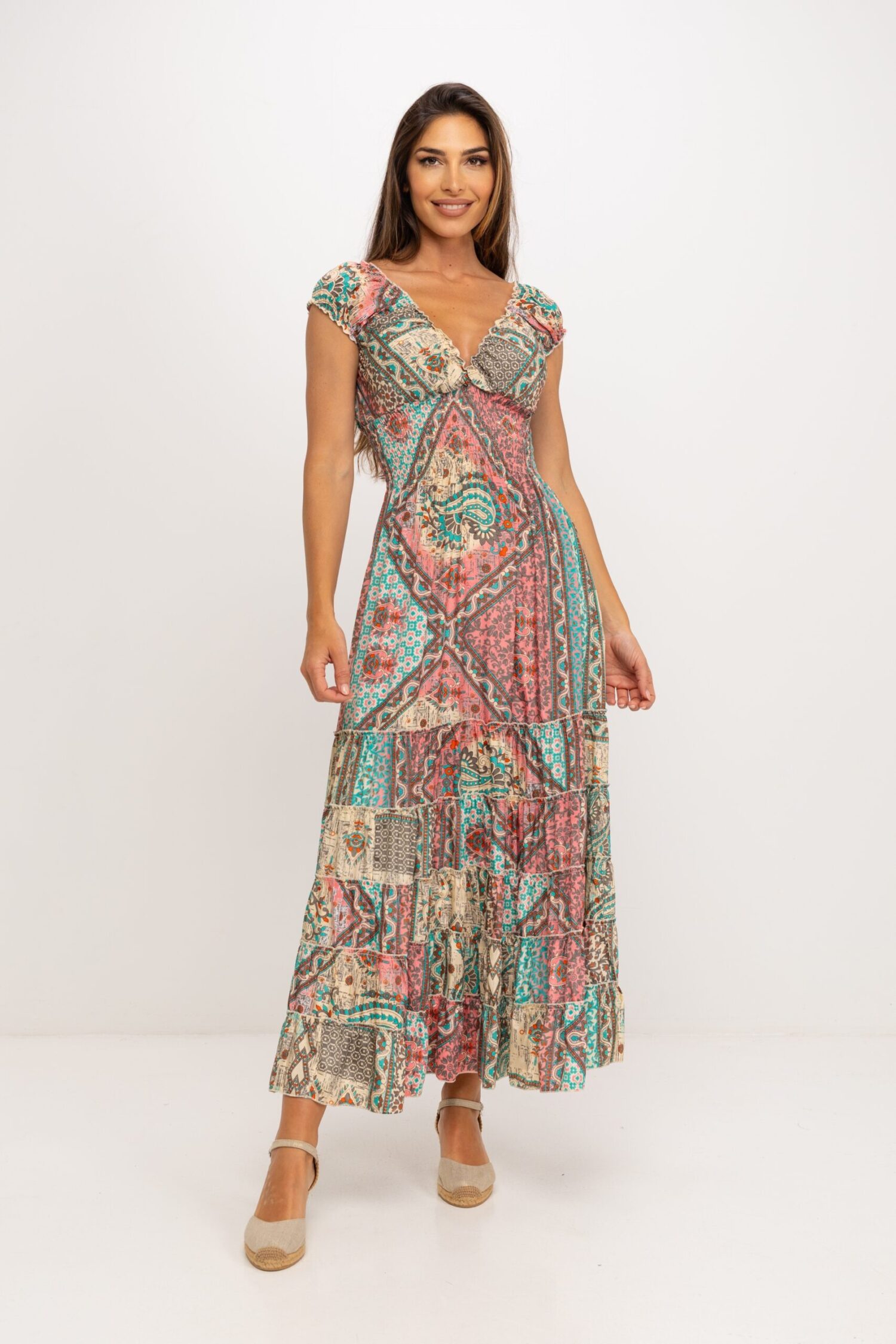 VESTIDO LARGO ESTAMPADO CUELLO EN V, TIRANTE ANCHO ENGOMADO, CORTE BAJO PECHO Y NIDO DE ABEJA EN CINTURA, PARTE BAJA CON VOLANTES DESDE CADERA AL BAJO