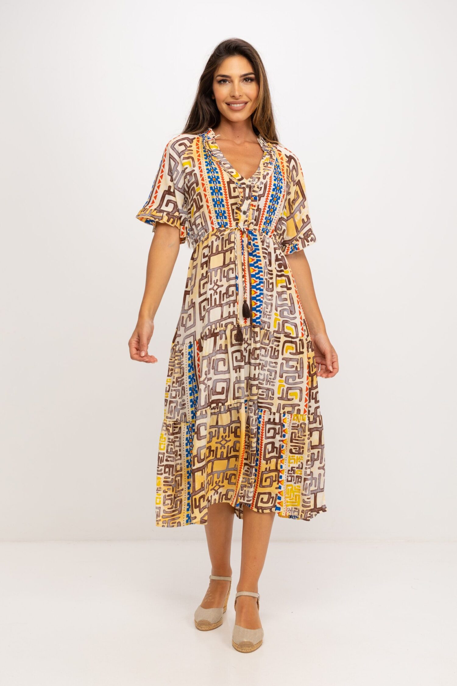 VESTIDO LARGO ESTAMPADO CUELLO MAO CON VOLANTE TERMINADO EN V ABOTONADO HASTA CORTE EN CINTURA DONDE SE AJUSTA CON CORDON