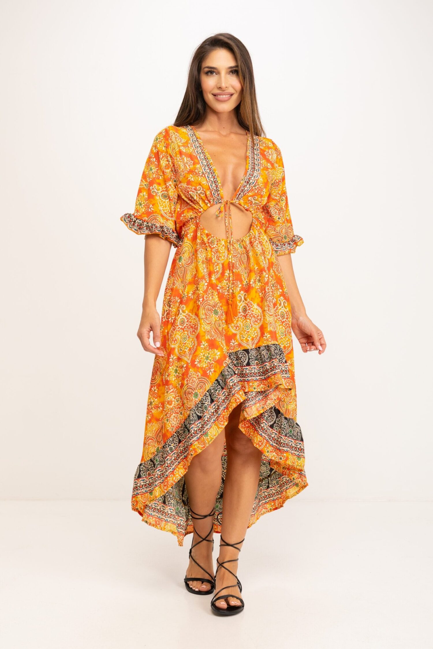 VESTIDO ESTAMPADO MEDIA PIERNA CUELLO EN V, ABIERTO EN CINTURA DELANTE Y DETRÁS, CON VOLANTES EN BOCAMANGA Y BAJO, ALTURAS EN BAJO DESIGUALES