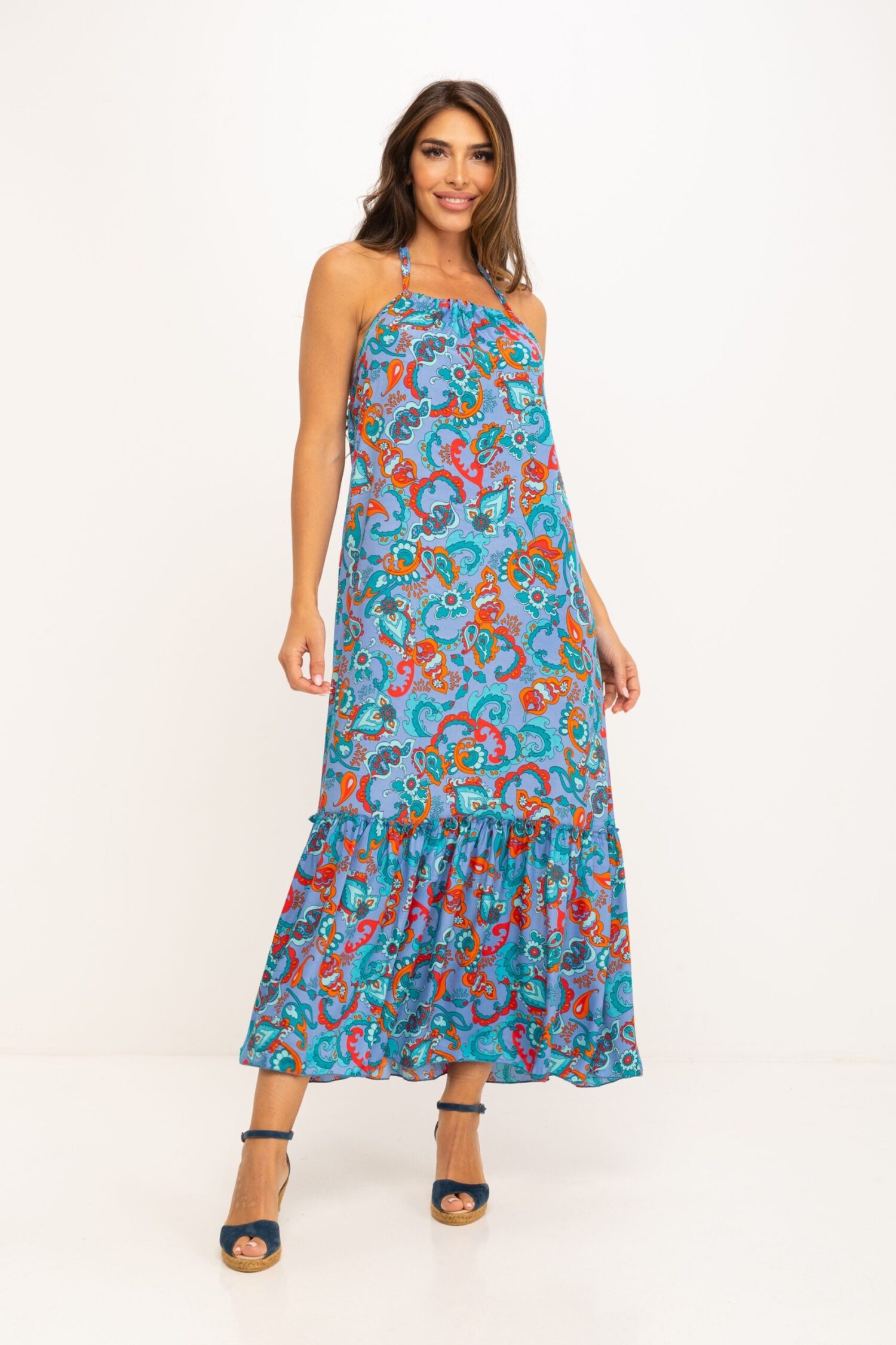 VESTIDO LARGO ESTAMPADO CORTE RECTO, ESCOTE RECTO SIN MANGAS CON UN TIRANTE CORREDERO AL CUELLO, EN BAJO CORTE A LA RODILLA PARA QUE AUMENTE EL VUELO DEL MISMO