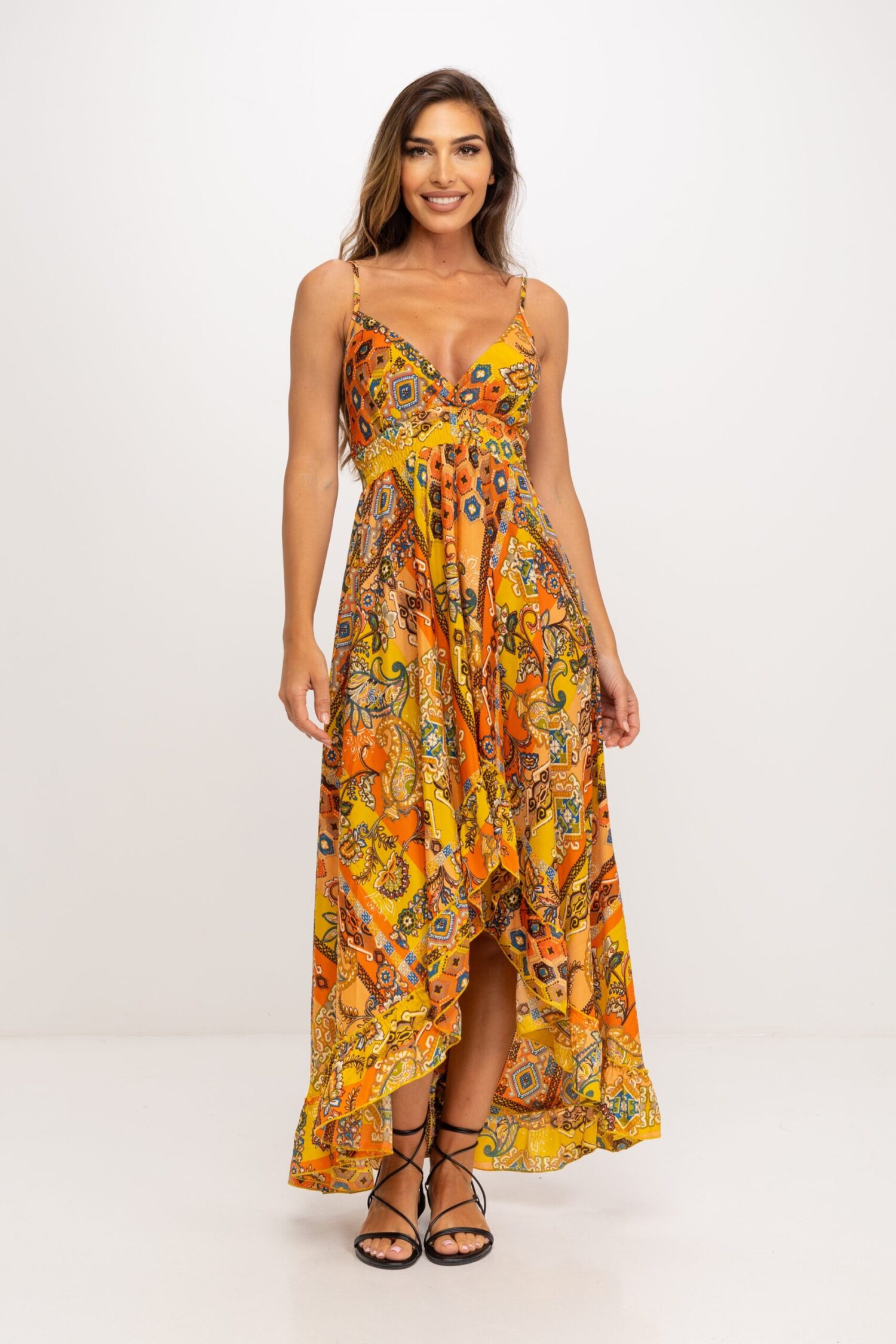 VESTIDO LARGO ESTAMPADO , TIRANTES ESPAGUETTI CON ESCOTE CRUZADO Y CORTE BAJO PECHO, BAJANDO SUELTO HASTA LLEGAR A UN BAJO CON ALTURAS DIFERENTES ENTRE PARTE DELANTERA Y TRASERA