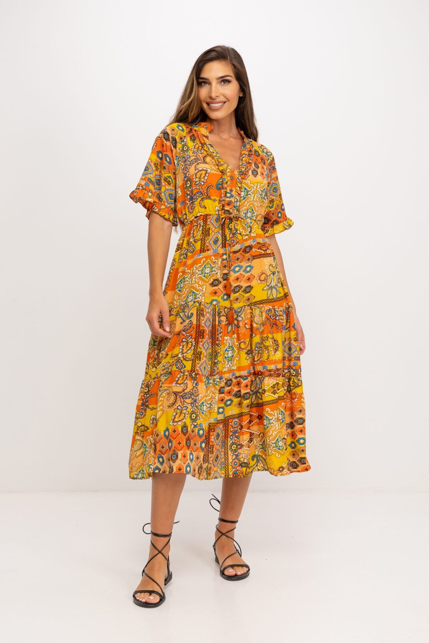 VESTIDO LARGO ESTAMPADO CUELLO MAO CON VOLANTE TERMINADO EN V ABOTONADO HASTA CORTE EN CINTURA DONDE SE AJUSTA CON CORDON