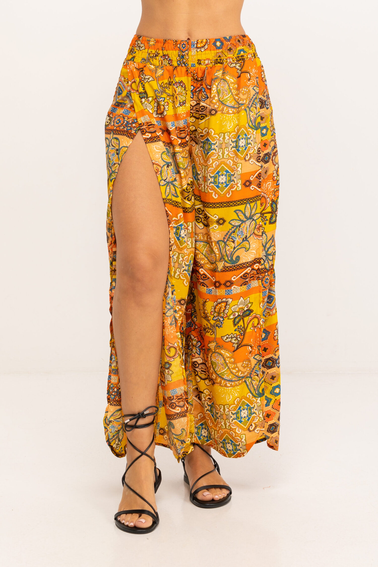 PANTALON LARGO ESTAMPADO CON CINTURA ELASTICA ANCHA, PERNERAS ABIERTAS DESDE LA RODILLA