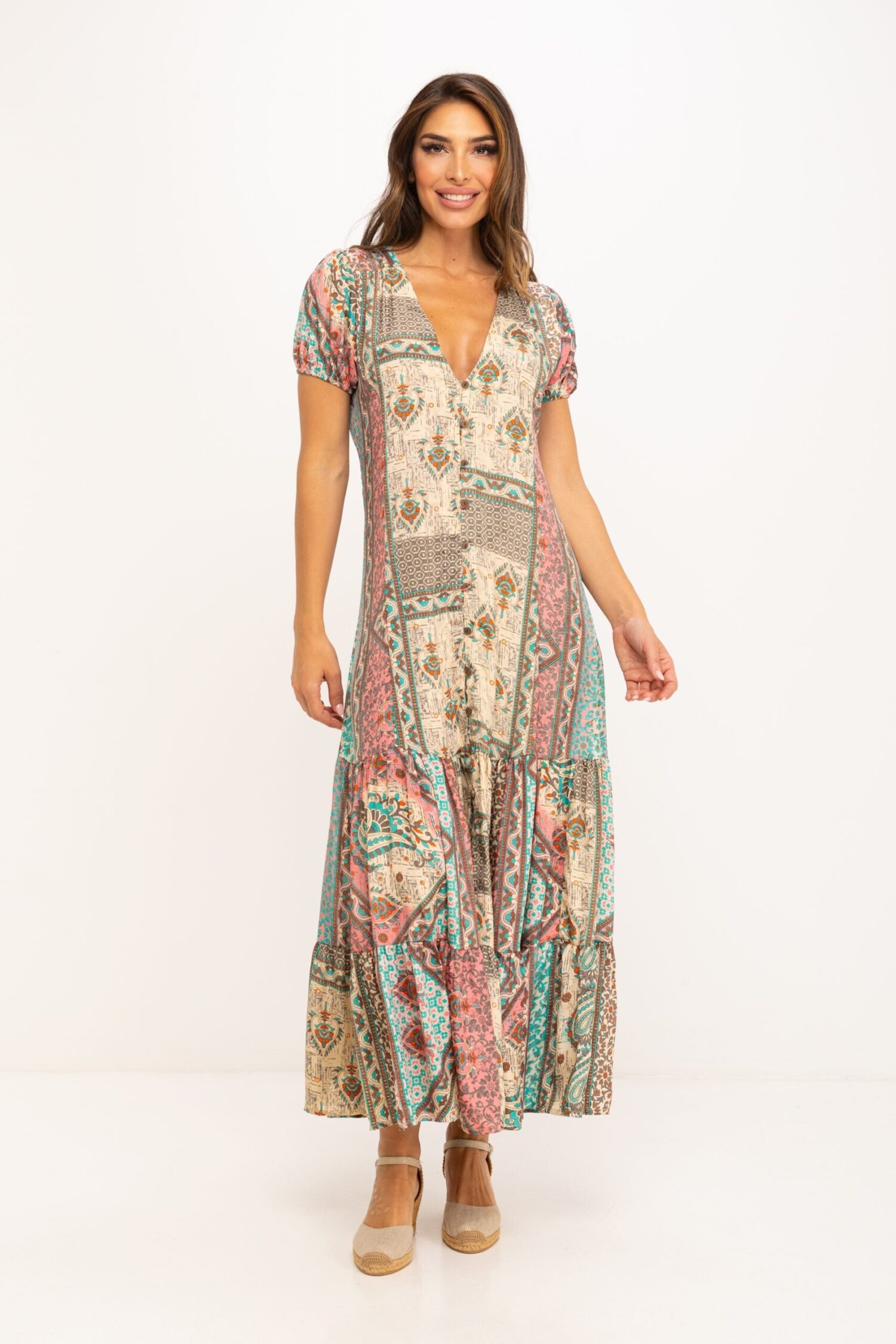 VESTIDO LARGO ESTAMPADO ABOTONADO CON ESCOTE EN V MANGAS TERMINADAS EN ELASTICO CON VARIOS CORTES