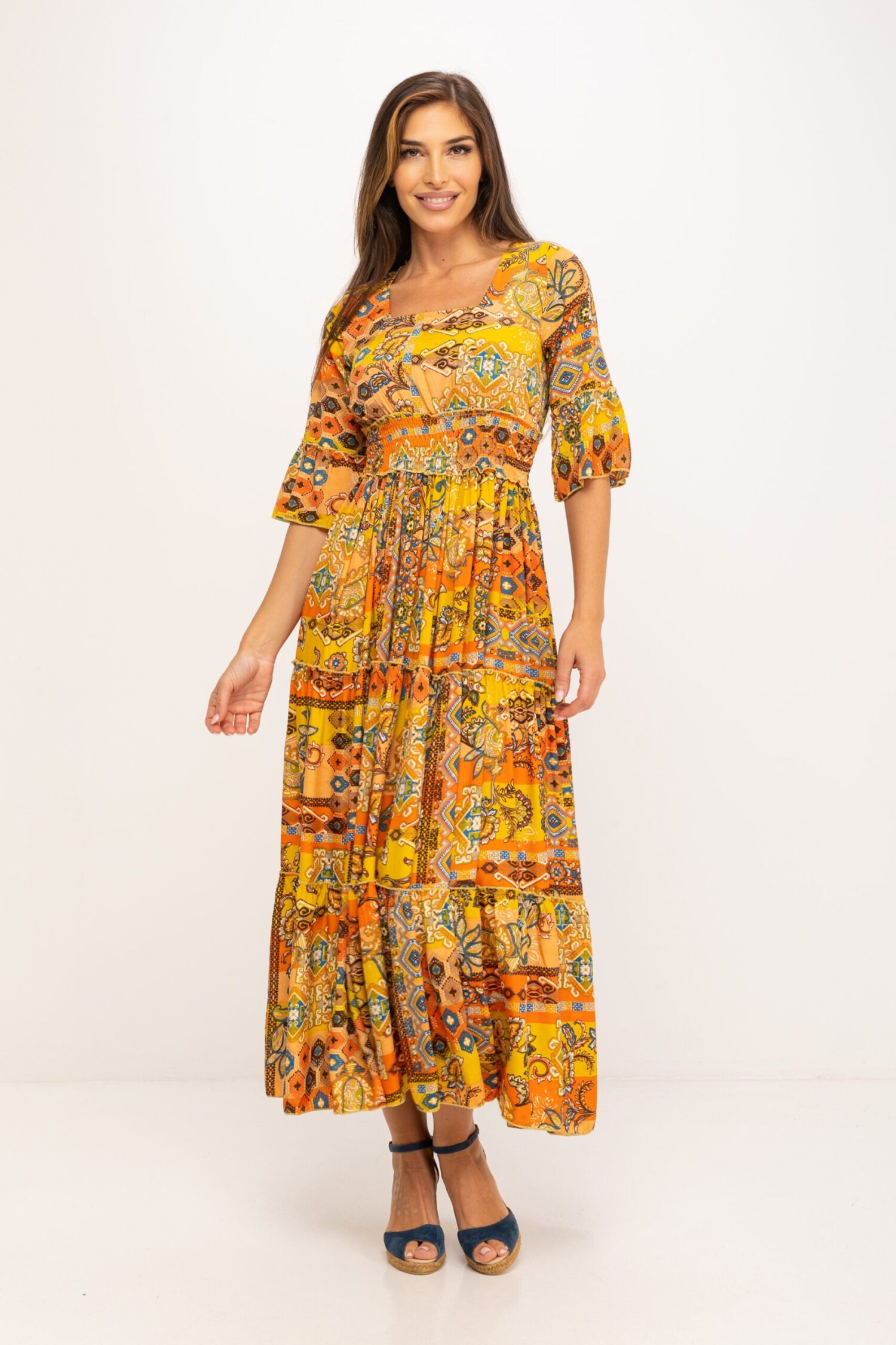 VESTIDO LARGO ESTAMPADO, ESCOTE CUELLO CUADRADO, MEDIA MANGA, CON NIDO DE ABEJA EN CINTURA PARA ESTILIZAR, FALDA CON  TRES DIVISIONES A MODO DE VOLANTES