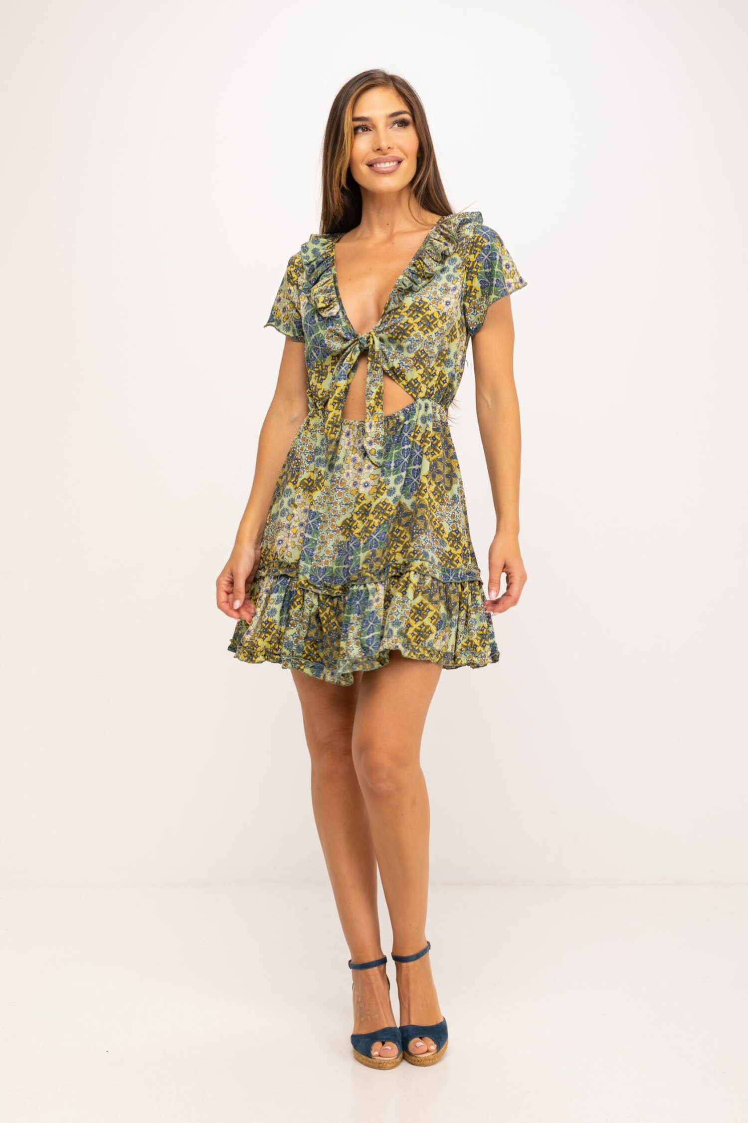 VESTIDO CORTO ESTAMPADO, CON MANGA CORTA ESCOTE EN V, ANUDADO BAJO EL PECHO, CON VOLANTES EN EL BAJO