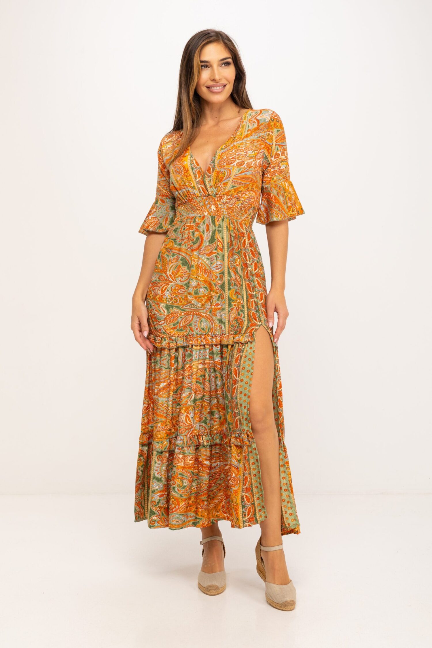 VESTIDO LARGO ESTAMPADO, CUELLO EN V CRUZADO, CON CORTE BAJO PECHO EN NIDO DE ABEJA, FALDA ABIERTA EN PIERNA