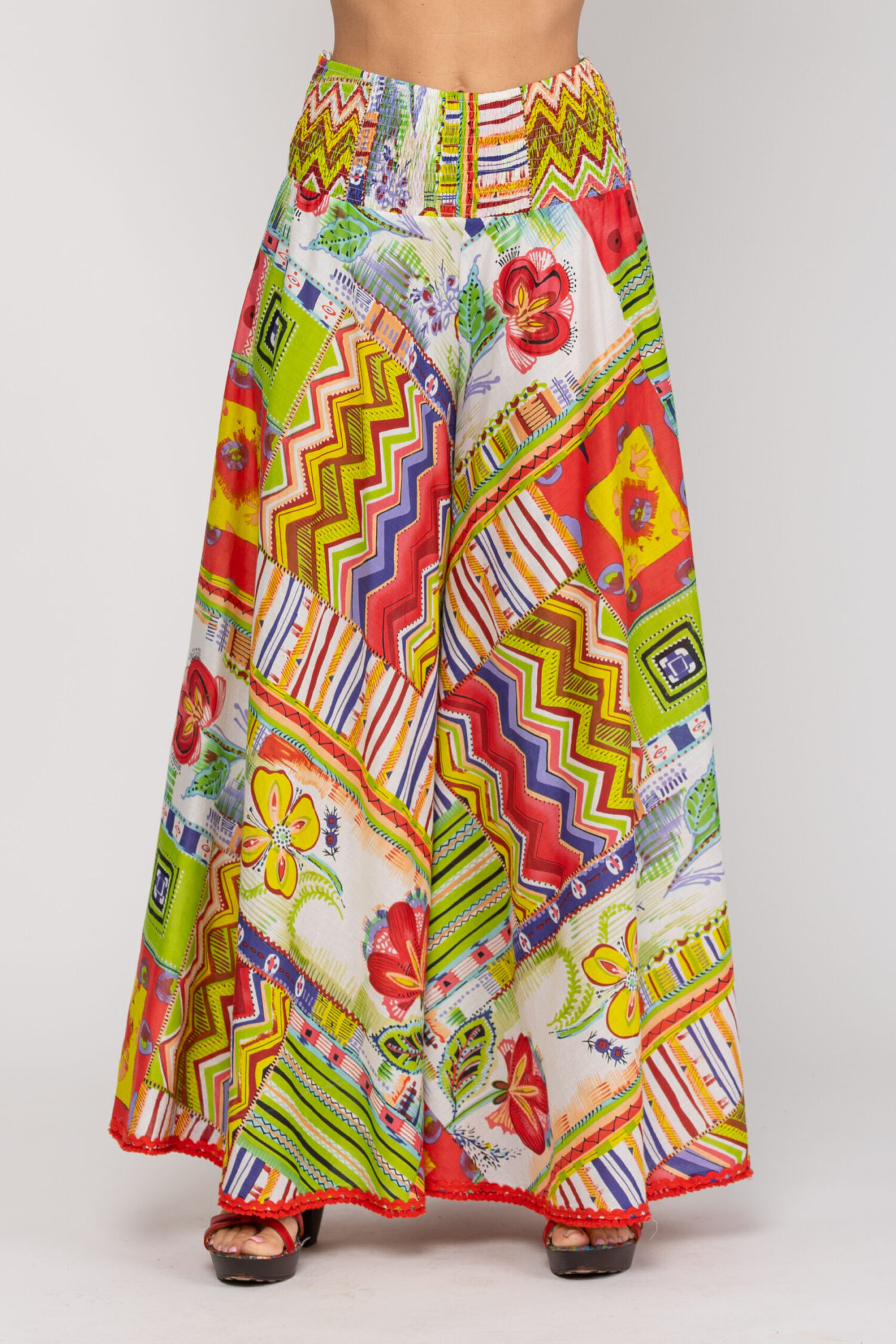 PANTALON ESTAMPADO LARGO, CINTURA CON ELASTICO Y PATA MUY ANCHA CON TIRAS DE LACE EN BAJO