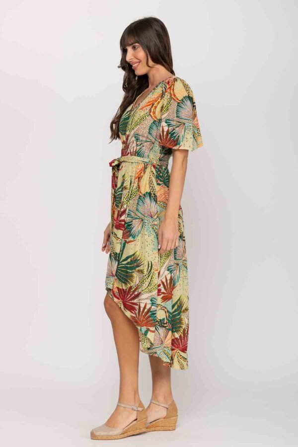 VESTIDO ESTAMPADO LARGO EN PARTE TRASERA Y A LA RODILLA EN DELANTERA, MEDIA MANGA, CUELLO EN V CON BOTONES DE COCO ALREDEDOR, CINTURA CON ELASTICO Y LAZO PARA AJUSTAR - Imagen 2