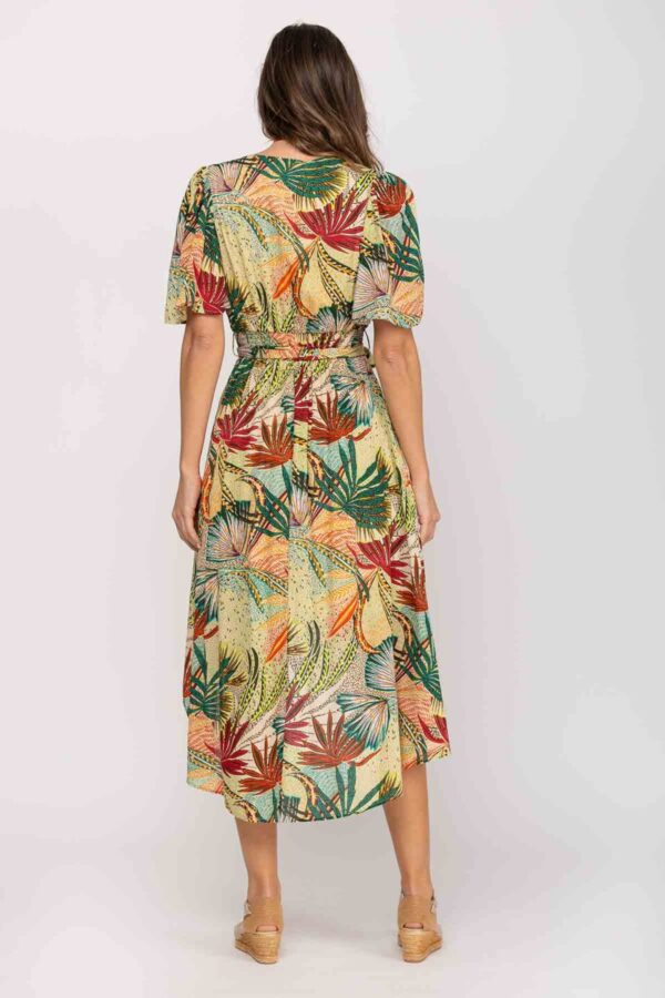 VESTIDO ESTAMPADO LARGO EN PARTE TRASERA Y A LA RODILLA EN DELANTERA, MEDIA MANGA, CUELLO EN V CON BOTONES DE COCO ALREDEDOR, CINTURA CON ELASTICO Y LAZO PARA AJUSTAR - Imagen 3