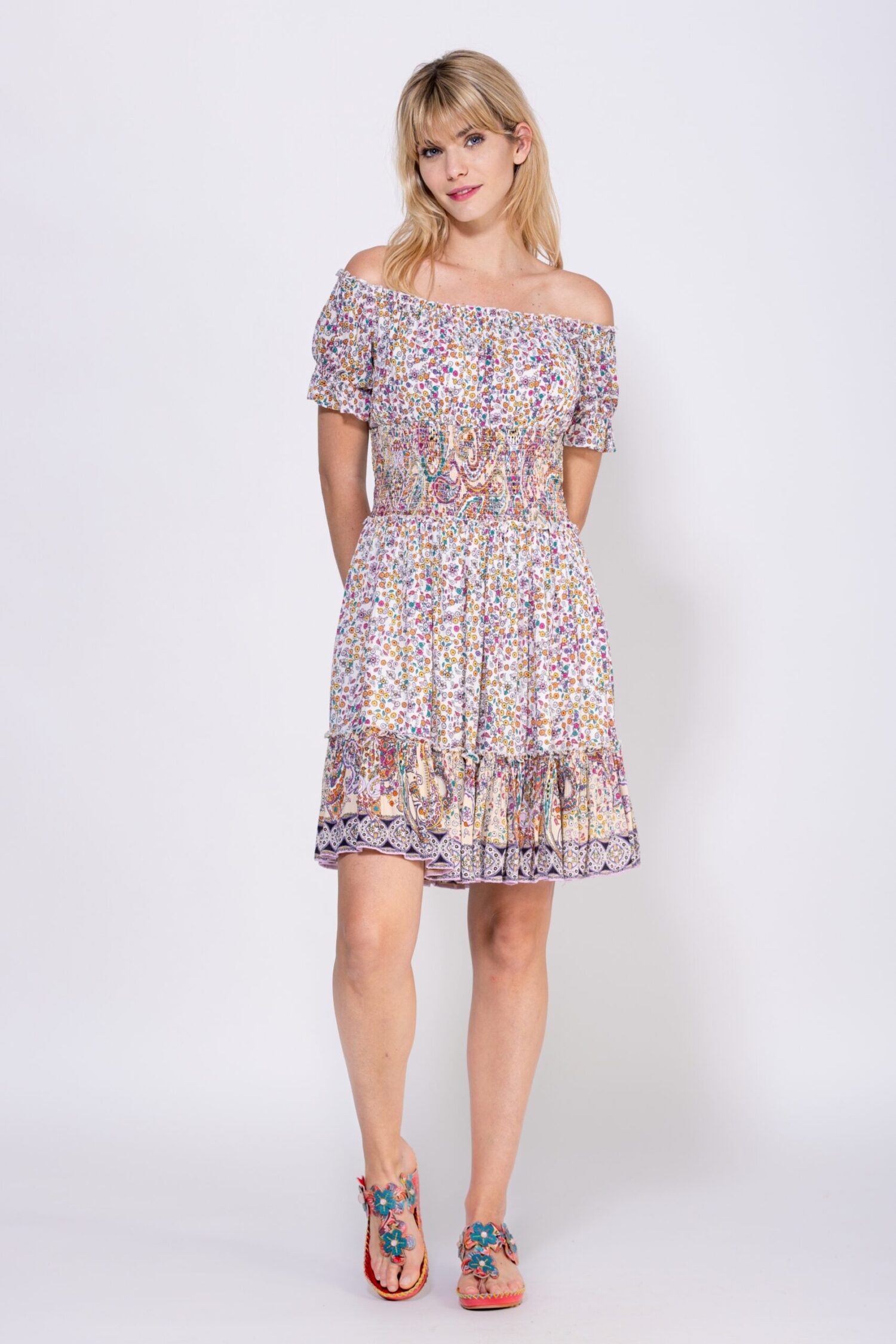 VESTIDO ESTAMPADO CORTO CON CUELLO ELASTICO PARA PONER SOBRE EL HOMBRO O SI SE PREFIERE EN PALABRA DE HONOR, MANGA CORTA, NIDO DE ABEJA EN CINTURA Y FALDA HASTA POR ENCIMA DE LA RODILLA, UN VESTIDO PARA TODO TIPO DE USO