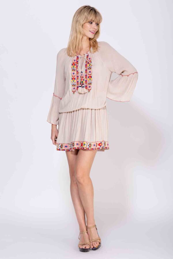 VESTIDO CORTO LISO MANGA LARGA CON ACABADO EN OVERLOCK, CUELLO REDONDO CON PEQUEÑO VOLANTE Y GOTA CON CORDON PARA PODER CERRAR, TRABAJO DE BORDADOS EN PECHO Y ALREDEDOR DEL BAJO, CINTURA CON ENGOMADO. - Imagen 2