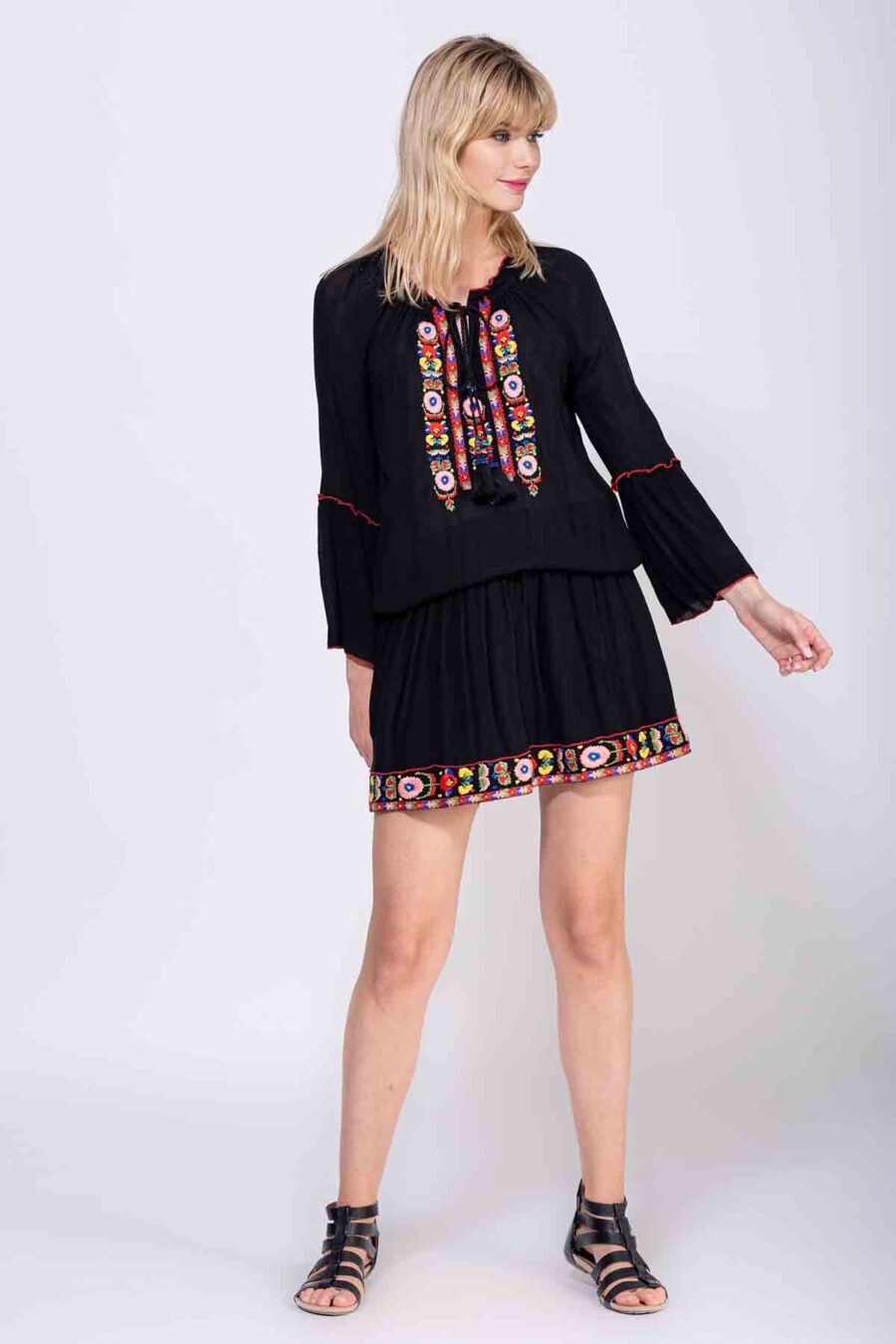 VESTIDO CORTO LISO MANGA LARGA CON ACABADO EN OVERLOCK, CUELLO REDONDO CON PEQUEÑO VOLANTE Y GOTA CON CORDON PARA PODER CERRAR, TRABAJO DE BORDADOS EN PECHO Y ALREDEDOR DEL BAJO, CINTURA CON ENGOMADO.