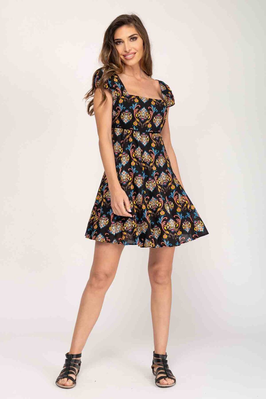 VESTIDO CORTO ESTAMPADO, CUELLO CUADRADO, MANGA CORTA, CORTE BAJO EL PECHO Y LAZO EN ESPALDA PARA AJUSTAR, FALDA SENCILLA CON ALGO DE VUELO